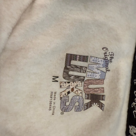 Muk Luks White Pajama / Sweats Set with Red Floral Design NWT - Picture 4 of 16